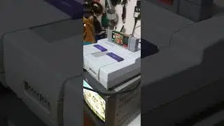 Mini monitor de 8 polegadas Sony PVM HR Super Nintendo ligado nele