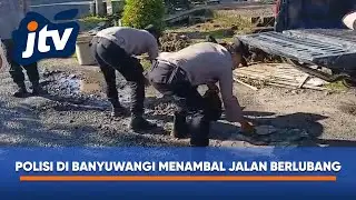 POLISI DI BANYUWANGI JADI TUKANG COR JALAN BERLUBANG