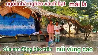Ngôi  nhà vách che bạt  mái lá củ nát  cùa em đồng bào nghèo  trên  núi vùng cao