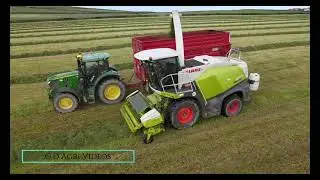 Class 870 and an older Class 890 chopping grass