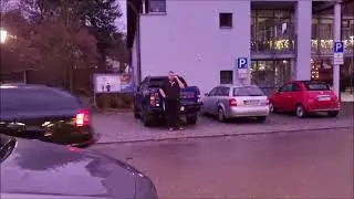 Reinerle und seine Mathilda (Ford Blu) heute vorm Rathaus  (  30.12.21 )