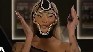 Pabllo Vittar sendo entrevistada, durante o ANCHOR Music Award 2022. [TRADUZIDO]