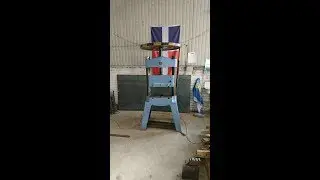 Eine Spindelpresse f&uuml;r die Schmiede