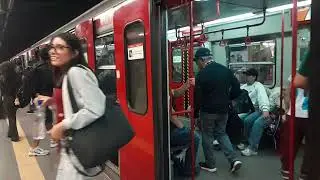 Es visperas de Navidad y seguimos viajando en el tren Ansaldobreda Mb 300 de la LINEA 1 DEL METRO...