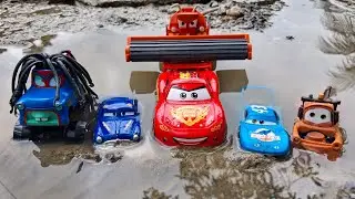 Mengumpulkan Banyak Mainan Mobil McQueen Dalam Lumpur, Dinoco King, Tow Matter, Doc Hudson, Cruzz