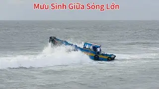 Xuồng Đò Chở Khách Ra Vào Cửa Biển Trong Ngày Sóng Lớn