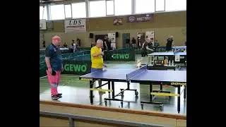 Markus Maria Profitlich beim Tischtennis warm spielen...
