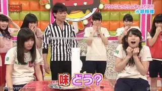 2 chicas soplando una cucaracha en concurso japones