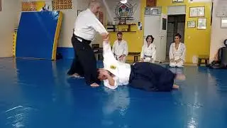 Koshi Nage contra um cruzado.