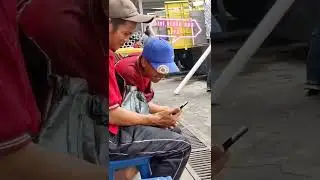 Suasana di gudang pipa pagi hari para karyawan tangguh