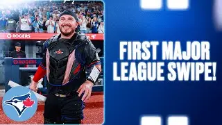 Alejandro Kirk STEALS first career base, gets STANDING OVATION, then receives the base from Vladdy!