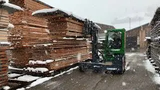 COMBILIFT Vierwegestapler im Einsatz bei einem grossen Holzh&auml;ndler