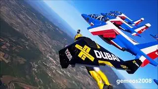 Homens voam lado a lado com avi&otilde;es usando mochilas a jato
