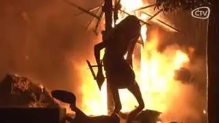 LA CREMÀ DE LA FALLA RAVAL POSÀ PUNT FINAL A LES FALLE...