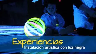Instalación artística con luz negra.  Experiencias. Escuela Infantil Alkor