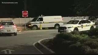 Man found dead behind strip mall in Baymeadows, police search for suspect