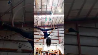 Gazelle split & pencil spin 🌪️ Wore my thickest pants today and that helped 😄 #aerialhoop #lyra