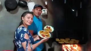 Aki disfrutando las rricas pupusas🤤😋 de chicharr&oacute;n con el primo Wilber !!!pesca en el rio torola