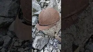 Ritrovamento elmetto Adrian su ghiaioni d'alta montagna