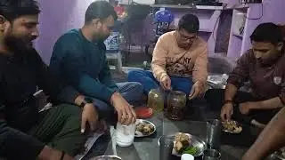Doston ke sath litti chokha ka Anand lete hue