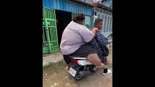Lihat Dua Orang Gendut Naik Motor Lucu! #trending #viral#share #pilpres#shortvideo #awasyojanaodisha