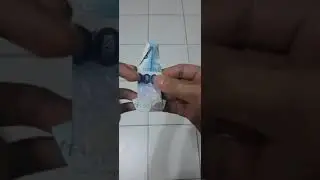 Folding a 1000 peso bill to a t-shirt