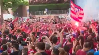 La afici&oacute;n se rinde a Simeone al grito de 