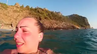 13  Купаемся возле скалы
