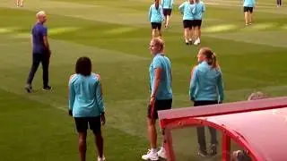 WEuro2017 Halve finale: Selectie Nederland komt stadion binnen