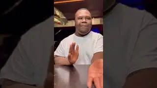 Диджей постоянно срывается из-за пустяков, а Флэш всего лишь сказал ему запереть дверь 😂😂 Он сам ...