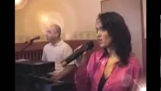 Sara May śpiewa na weselu