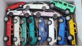 Коробка, полная литых моделей автомобилей: Volkswagen Beetle, Porsche Cayenne, Mercedes-Benz GL50...