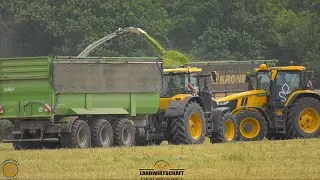Gelbe John Deere Traktoren im Einsatz LU Ganzenm&uuml;ller in der 400ha GPS Ernte Claas Jaguar 980