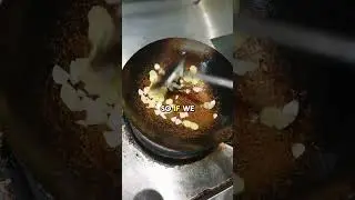 Шеф-повар Нитин показывает нам, как быстро и вкусно приготовить жареную баранину! 🍖🧄🍜