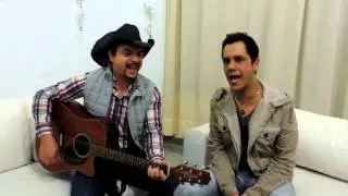 Roger e Rog&eacute;rio cantando 