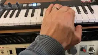 Akai S700 vintage 12 bit sampler - experimental - autoloop - MikeSynth