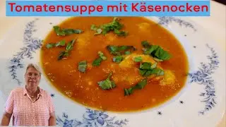 Sommerliche Tomaten-Paprika-Suppe mit herzhaften Käsenockerl