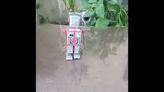 MS502A Silver Robot Retro Clockwork Wind Up Tin Toy