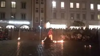 Seilspringen mit Feuer extremer Unfall