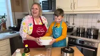 Oma und Jonas raspeln Krautsalat 😃