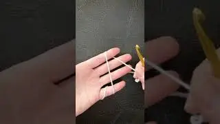 how to hold yarn when crocheting