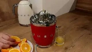 Die Smeg Zitruspresse CJF01 im Retro Design in Aktion bei lax-online.de