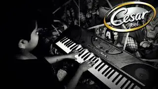 Cesar Jhoel en el teclado tocando  Moonligth  de  Beethoven