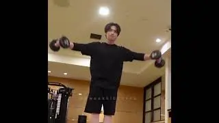 Lee Know working out 💀💪🏻