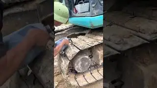 Oiling the excavator tracks: maintenance secrets revealed!