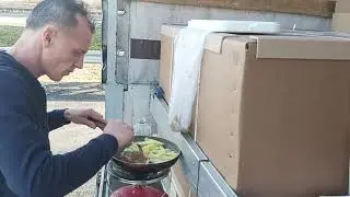 Spiv - Tigaia si butelia de camping in actiune