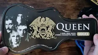 Носки в стиле рок-н-ролл, которые я получил на праздники 🤘 Носки Queen и Fender.