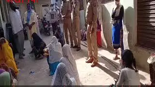 पब्लिक एप पीटीसी लाइव 7 की खबर का हुआ असर पुलिस ने भीड़कर रहे लोगों को सोशल डिस्टेंस बनाने को चेताया