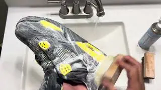 Deep Cleaning Jordan 4 Retro Thunder &ndash; Watch the Transformation!