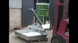 Sicheres Entleeren schwerer Lasten in hochwandige Mulden ... mit dem Big Brute Suck & Dump.